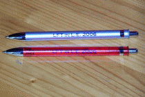 roter und silberner kuli